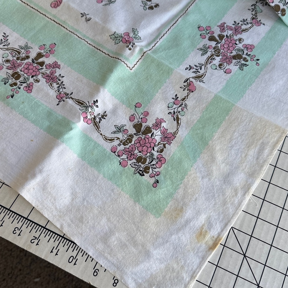Vintage Spring Kitchen Linens Lot, 2 tablecloths, 2 table runners - Picture 14 of 16